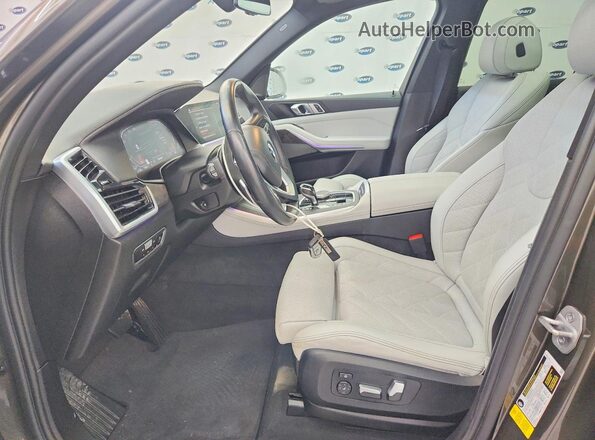 5UXCR4C00P9R29468 2023 BMW X5 Зеленый Вид салона спереди