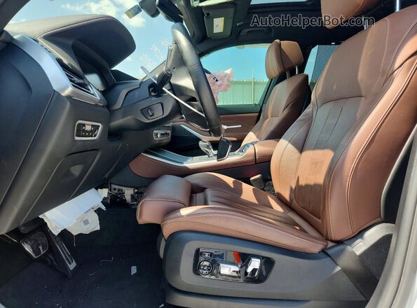 5UXCR6C08N9J88883 2022 BMW X5 White Front interior view