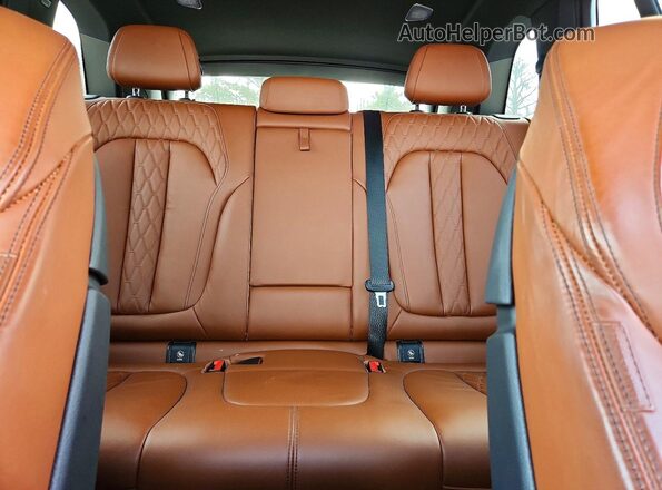 5UXCR6C58KLL25430 2019 BMW X5 White Widok tylnych siedzeń