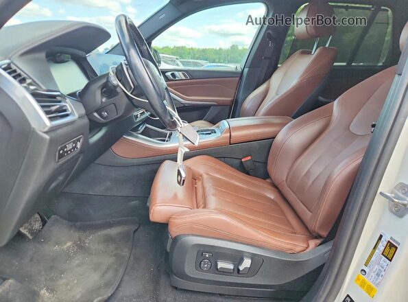 5UXCR6C5XKLB12207 2019 BMW X5 White Vista interior delantera