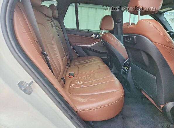 5UXCR6C5XKLB12207 2019 BMW X5 White Vista interior trasera