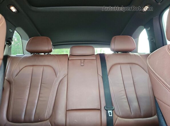 5UXCR6C5XKLB12207 2019 BMW X5 White Vista de los asientos traseros