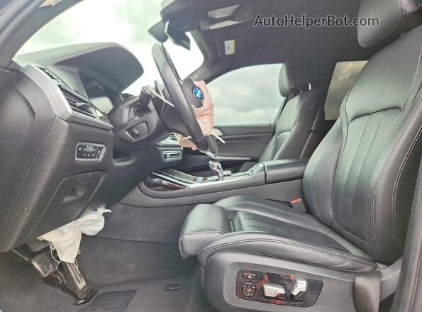 5UXCW2C00M9H88302 2021 BMW X7 Gray Front interior view