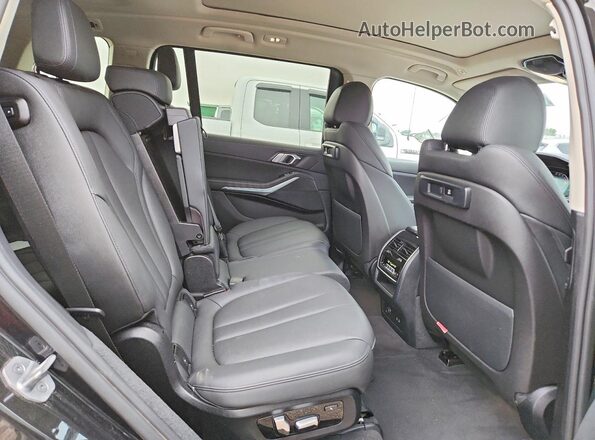 5UXCW2C04N9M86137 2022 BMW X7 Black Widok tylnych siedzeń
