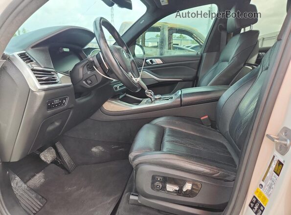 5UXCW2C06M9F55279 2021 BMW X7 White Вид салону спереду