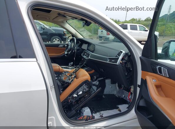 5UXCW2C08M9H93229 2021 BMW X7 White Вид салону спереду