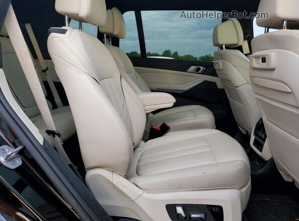 5UXCW2C08N9K23312 2022 BMW X7 Black Widok wnętrza z tyłu