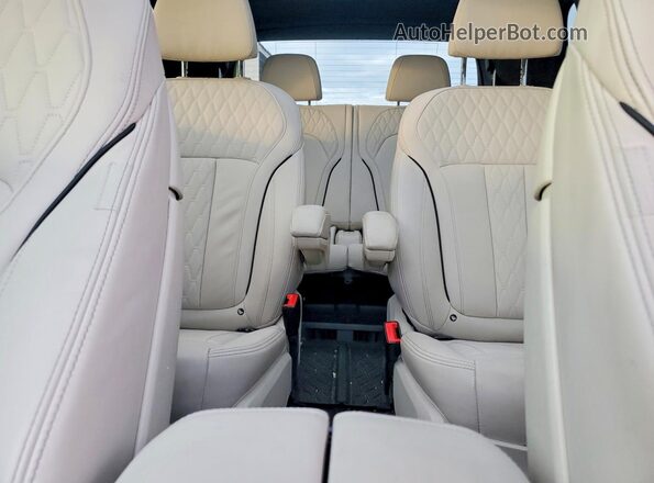 5UXCW2C08N9K23312 2022 BMW X7 Black Widok tylnych siedzeń