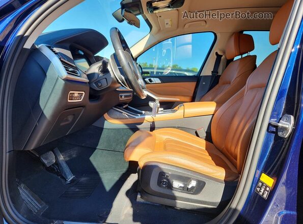 5UXCW2C08N9L24785 2022 BMW X7 Blue Front interior view