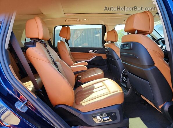 5UXCW2C08N9L24785 2022 BMW X7 Blue Rear seats view