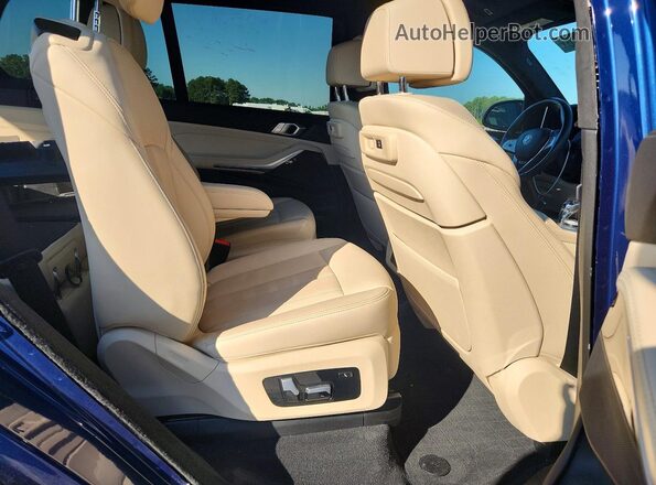5UXCW2C09M9H86421 2021 BMW X7 Blue Widok wnętrza z tyłu