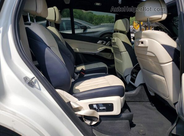 5UXCX6C13M9F71226 2021 BMW X7 White Widok wnętrza z tyłu
