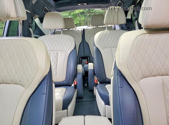 5UXCX6C13M9F71226 2021 BMW X7 White Widok tylnych siedzeń