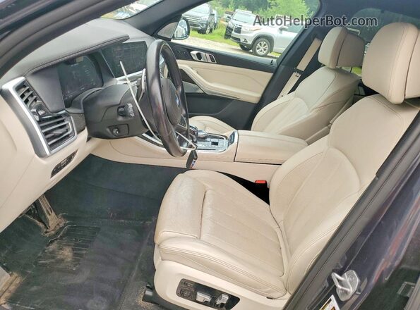 5UXJU4C02M9G00551 2021 BMW X5 Серый Вид салона спереди