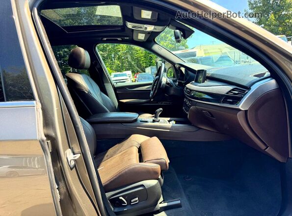 5UXKR6C58J0U15446 2018 BMW X5 Brown Vista del salpicadero