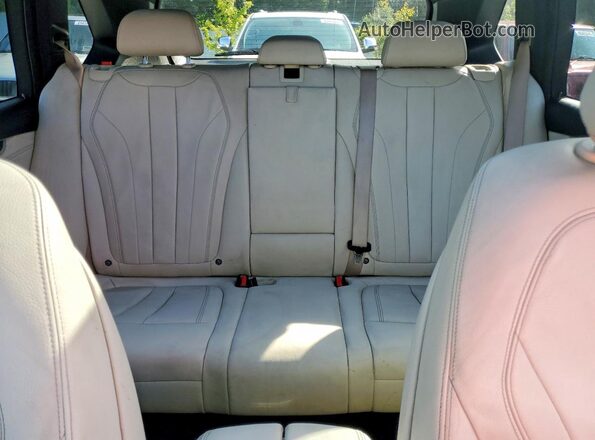5UXKT0C3XH0V96878 2017 BMW X5 Silver Вид задньої частини салону
