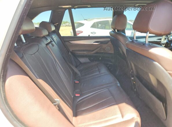 5UXKT0C53J0W04102 2018 BMW X5 White Vista de los asientos traseros