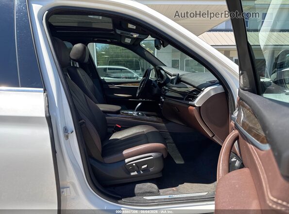 5UXKT0C56H0S80458 2017 BMW X5 White Front interior view