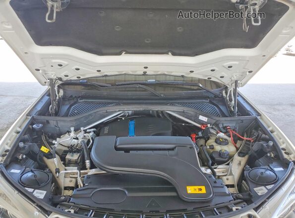 5UXKT0C5XJ0W00774 2018 BMW X5 White Вид задньої частини салону