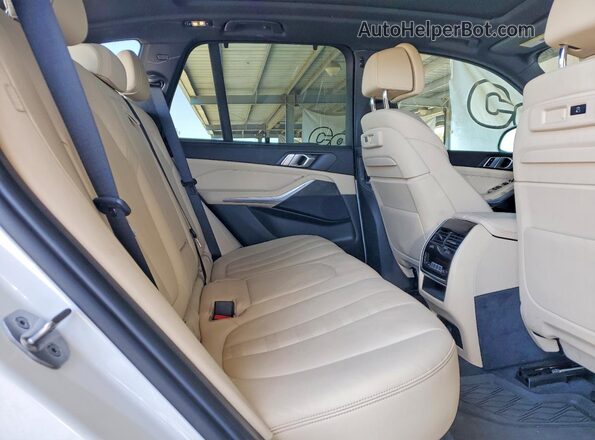 5UXTA6C07N9J40007 2022 BMW X5 White Rear seats view