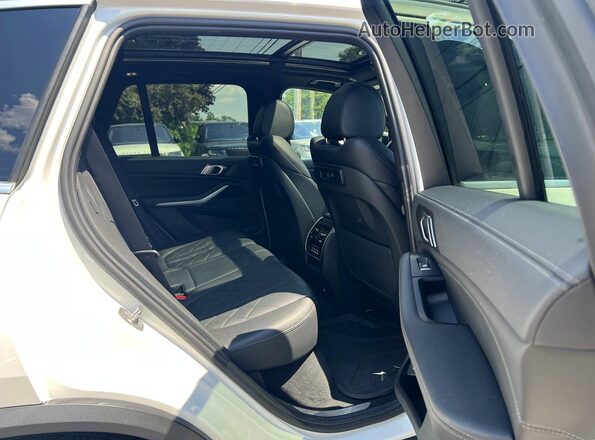 5UXTA6C0XP9P28423 2023 BMW X5 White უკანა ხედი