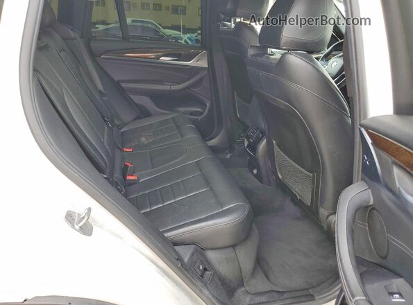 5UXTR7C51KLF26532 2019 BMW X3 White Vista de los asientos traseros