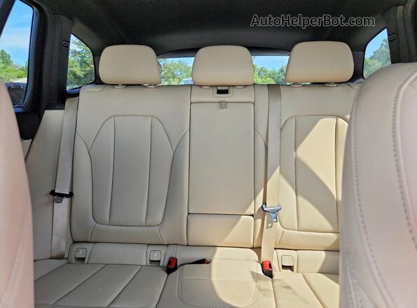 5UXTR7C53KLE97034 2019 BMW X3 White Widok wnętrza z tyłu