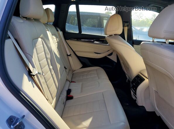 5UXTR9C53JLC75569 2018 BMW X3 White Սալոնի հետևի տեսք