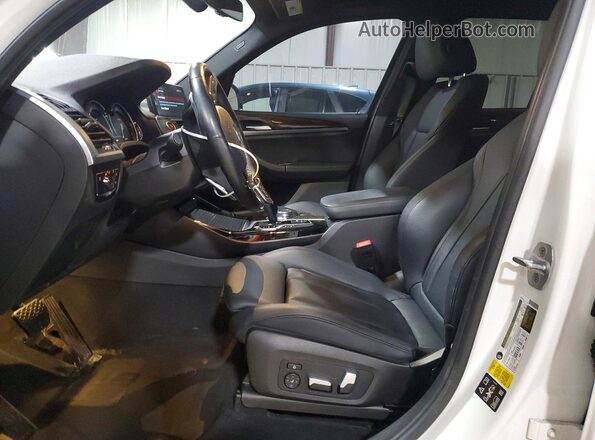5UXTR9C56JLD67811 2018 BMW X3 White Vista interior delantera
