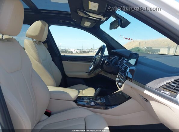 5UXTR9C57JLC80676 2018 BMW X3 White Widok wnętrza z przodu