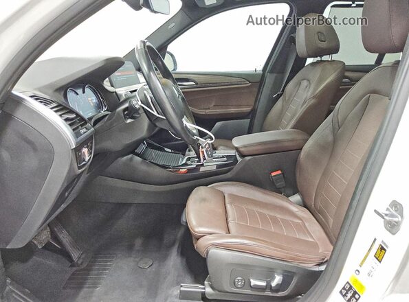 5UXTR9C58JLA13983 2018 BMW X3 Белый Вид салона спереди