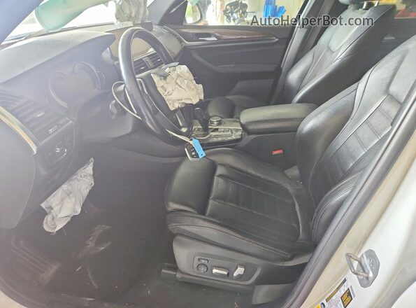 5UXTR9C58JLD66420 2018 BMW X3 White Widok wnętrza z przodu