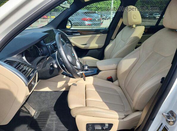 5UXTR9C5XJLC79831 2018 BMW X3 White Vista interior delantera
