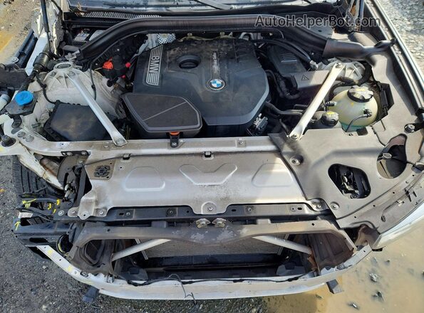 5UXTR9C5XJLC79831 2018 BMW X3 White Vista del compartimento del motor