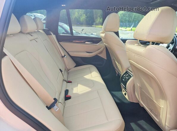 5UXTR9C5XJLC79831 2018 BMW X3 White Vista interior trasera