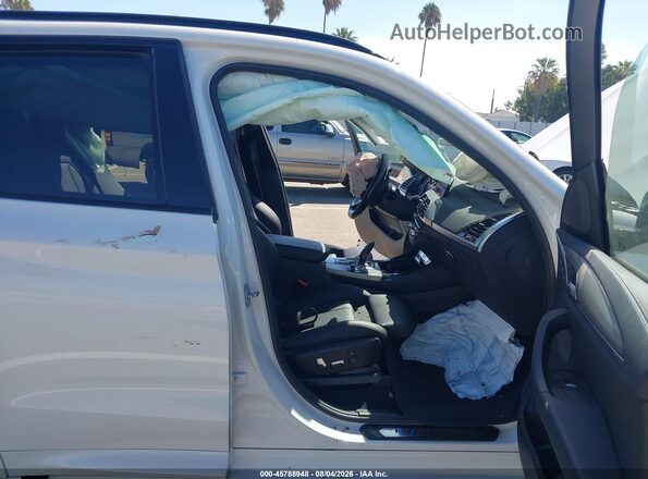 5UXTS3C51KLR72559 2019 BMW X3 White Front interior view