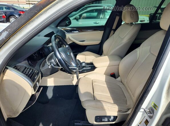 5UXTY3C03M9F57698 2021 BMW X3 White Front interior view