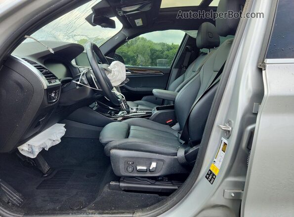 5UXTY5C03M9E27979 2021 BMW X3 Серебряный Вид салона спереди