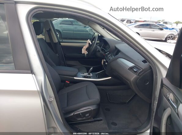 5UXWX9C3XH0W80032 2017 BMW X3 Silver Widok wnętrza z przodu