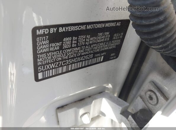 5UXWZ7C35H0X42628 2017 BMW X3 White Vista del compartimento del motor