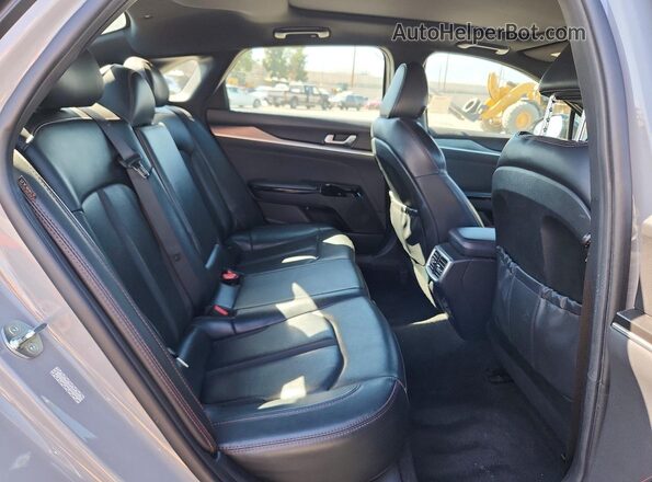 5XXG44J83PG200460 2023 KIA K5 Silver Vista de los asientos traseros
