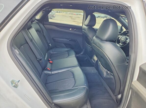 5XXG64J27NG153971 2022 KIA K5 White Vista de los asientos traseros