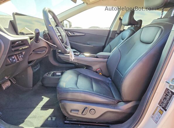 5XYC34JA0SG010902 2025 KIA EV6 Белый Вид салона спереди