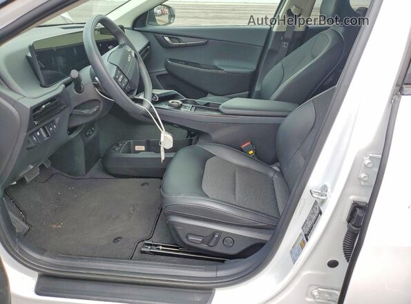 5XYC34JAXSG002872 2025 KIA EV6 White Front interior view
