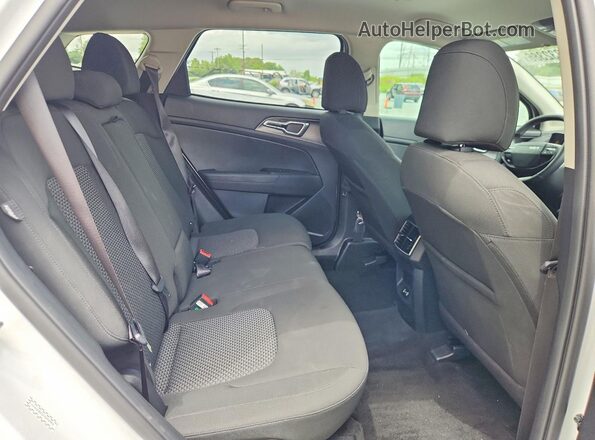 5XYK23DF2TG376992 2026 KIA SPORTAGE White Widok wnętrza z tyłu
