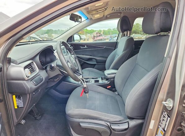 5XYPG4A3XGG079675 2016 KIA SORENTO Silver Front interior view
