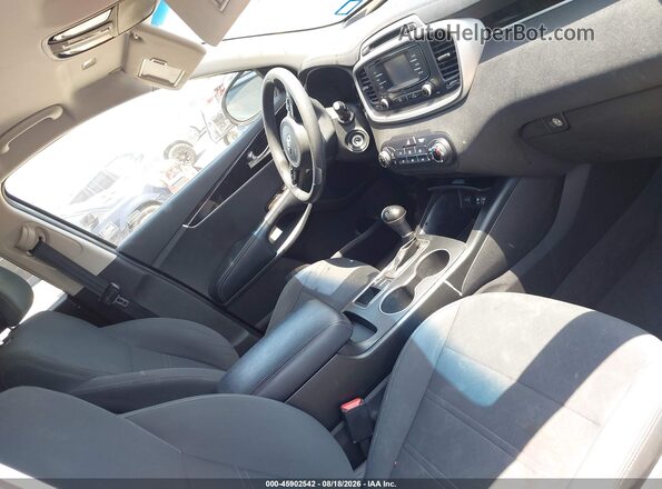 5XYPG4A5XHG190889 2017 KIA SORENTO Brown Front interior view