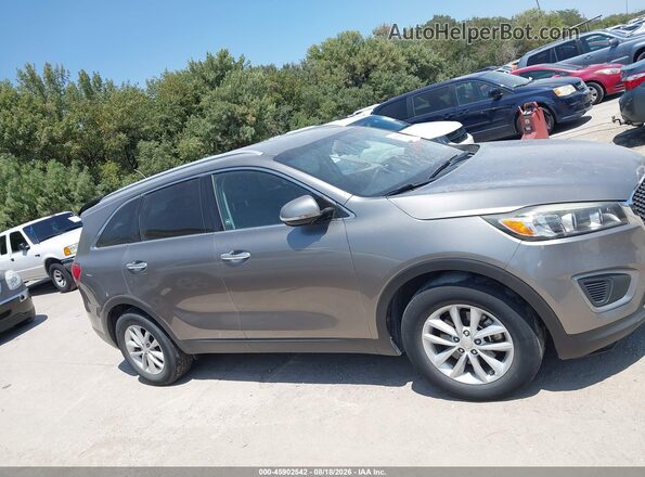 5XYPG4A5XHG190889 2017 KIA SORENTO Brown Rear interior view
