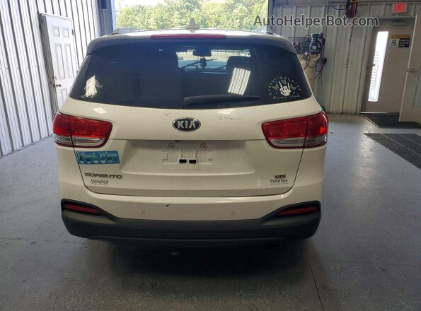5XYPGDA34GG020735 2016 KIA SORENTO White Вид ззаду