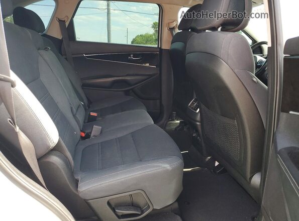 5XYPGDA34GG103016 2016 KIA SORENTO White Rear interior view